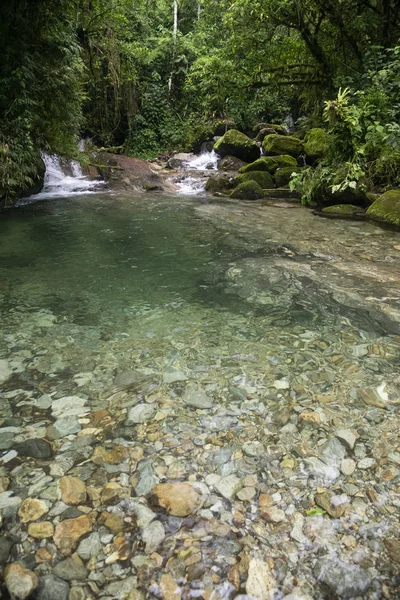 Hermoso paisaje de agua cristalina río y cascada i — Foto de Stock