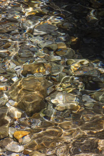 Wasserspiegelungen im Fluss Serrinha, Rio de Janeiro, Brasilien — Stockfoto