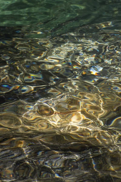 Wasserspiegelungen im Fluss Serrinha, Rio de Janeiro, Brasilien — Stockfoto