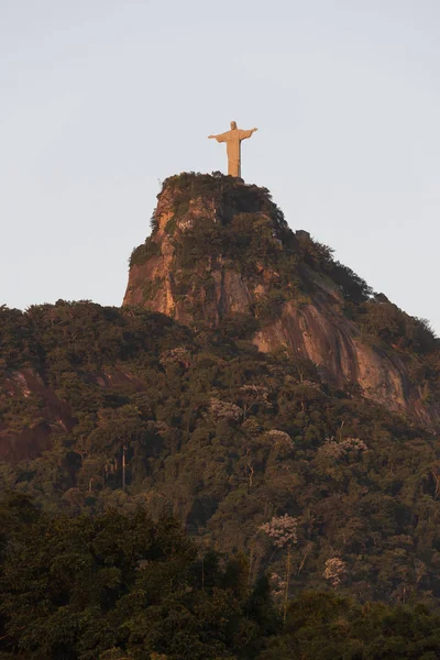 Cristo, o Redentor Estátua no topo da Mata Atlântica Corcova — Fotografia de Stock