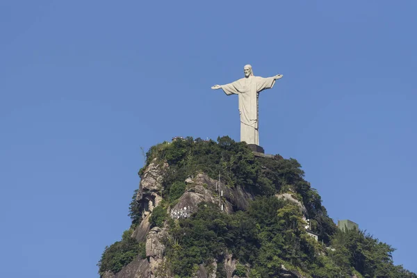 Kristus Frälsaren staty ovanpå grön skogklädda Corcovado Mo — Stockfoto