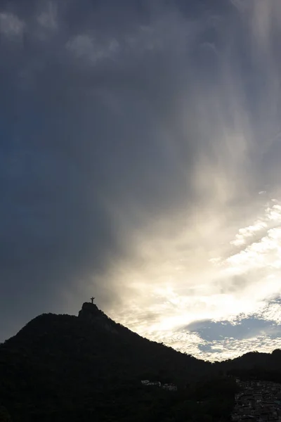 美しい雲を持つ贖い主キリスト、リオデジャネイロ、ブラジ — ストック写真