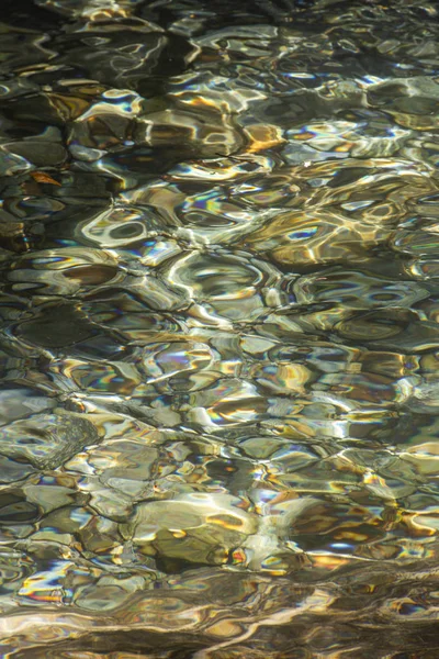 Reflexões da água no rio Serrinha, Rio de Janeiro, Brasil — Fotografia de Stock