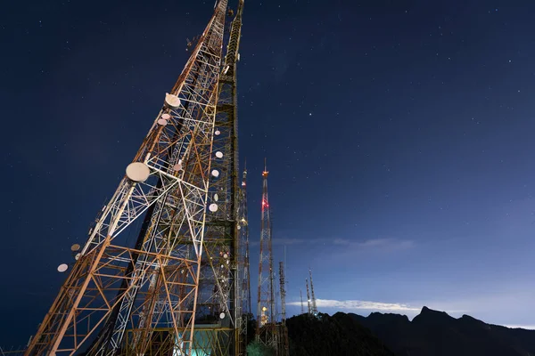 Radio e antenne TV di notte in cima al monte Sumaré a Tij — Foto Stock