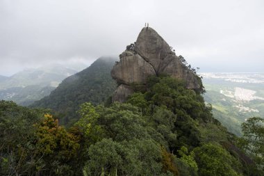 Insanlar rappelling ile güzel kayalık tepe manzara görünümü