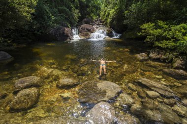 Kişi suda yüzen ile güzel yağmur ormanı şelale