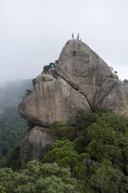 Insanlar rappelling ile güzel kayalık tepe manzara görünümü