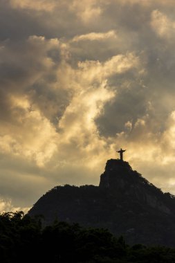 Cristo Redentor heykeli üzerinde güzel bir günbatımı, Rio de Janeiro, Br.
