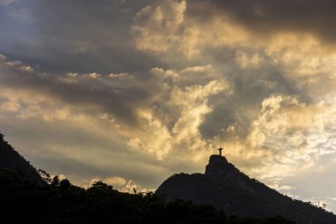 Cristo Redentor heykeli üzerinde güzel bir günbatımı, Rio de Janeiro, Br.