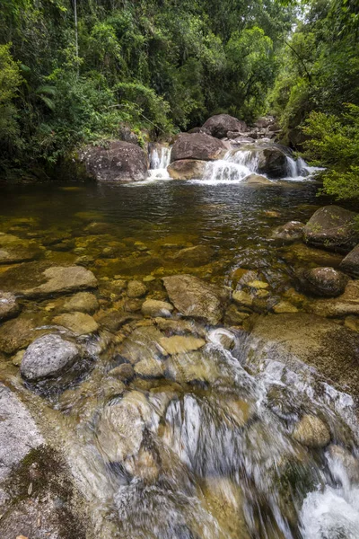 Bela cachoeira da floresta tropical na Serrinha do Alambari, Rio de J — Fotografia de Stock