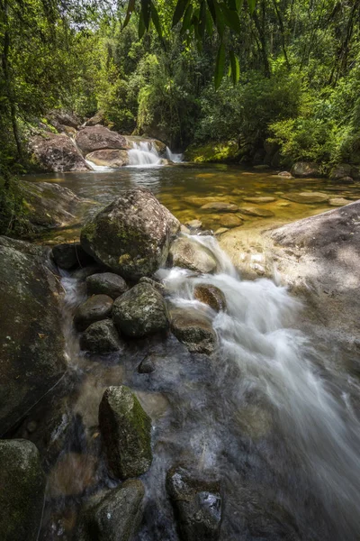 Hermosa cascada de selva tropical en Serrinha do Alambari, Rio de J — Foto de Stock