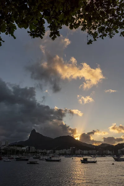 Bellissimo paesaggio di barche sulla baia dell'oceano, Corcovado Mountain an — Foto Stock