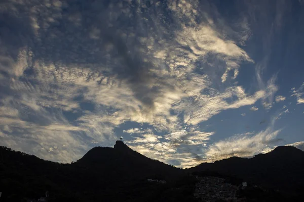 Vista para Cristo Redentor durante o pôr do sol no Rio de Janeiro, Brasil — Fotografia de Stock