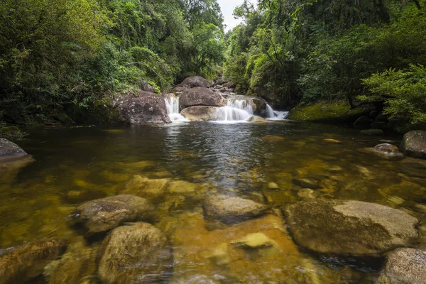 Gyönyörű esőerdő vízesés Szerrinha do Alambari, Rio de J — Stock Fotó