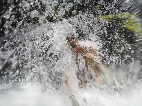 Selfie foto en hermosa cascada de selva tropical en Serrinha do — Foto de Stock