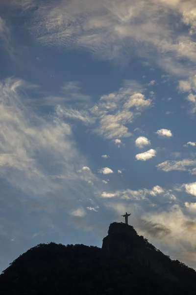 Uitzicht op Cristo Redentor tijdens zonsondergang in Rio de Janeiro, Brazilië — Stockfoto