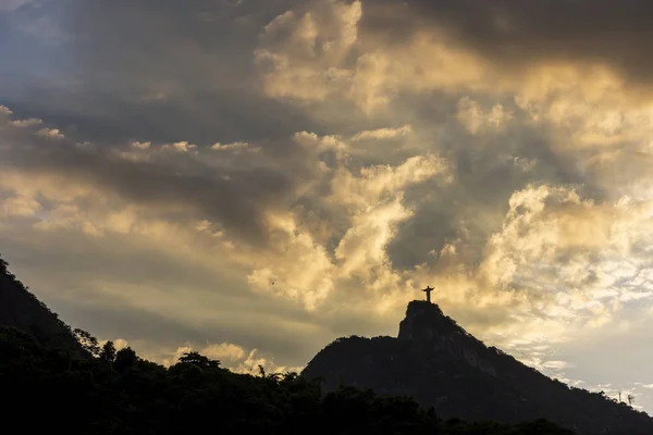 Piękny zachód słońca nad posągiem Christo Redentora, Rio de Janeiro, Br — Zdjęcie stockowe