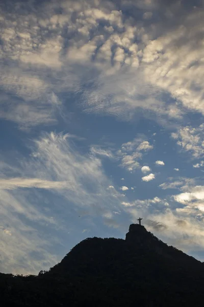 Rio de Janeiro, Brezilya'da gün batımında Cristo Redentor'a bakış — Stok fotoğraf
