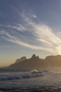 Arpoador'dan okyanusa ve arkadaki dağlara güzel manzara 