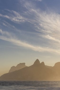 Arpoador'dan okyanusa ve arkadaki dağlara güzel manzara 