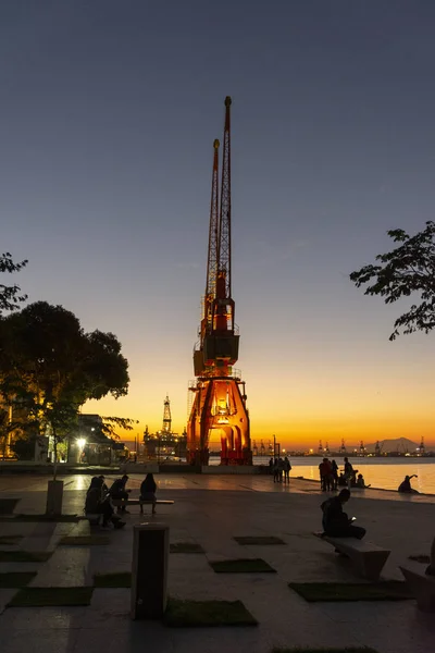 Gente disfrutando de la zona del puerto al atardecer en el centro de Río de Janeiro —  Fotos de Stock