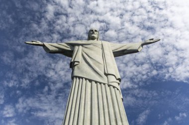 Kurtarıcı İsa heykeli Corcovado Dağı 'nın tepesinde görüldü.