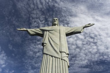 Kurtarıcı İsa heykeli Corcovado Dağı 'nın tepesinde görüldü.