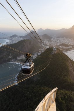 Sugar Loaf 'tan dağlara, şehre, okyanusa ve taksiye güzel bir manzara.
