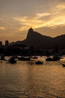 Mureta da Urca 'dan Corcovado Dağı' na güzel bir gün batımı manzarası 