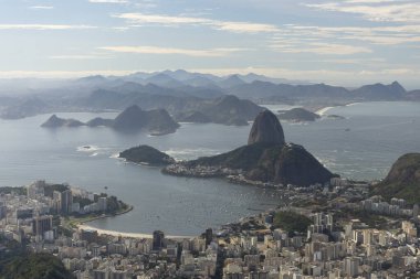 Corcovado Dağı 'ndan Sugar Loaf' a ve bu şehre güzel bir manzara.