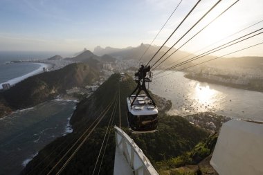 Sugar Loaf 'tan dağlara, şehre, okyanusa ve taksiye güzel bir manzara.