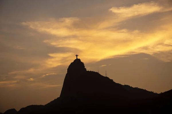 Beautiful sunset view from Mureta da Urca to Corcovado Mountain — Stock Photo, Image