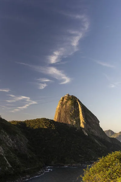 Bela vista do pôr do sol para a montanha do pão de açúcar no Rio de Janeiro , — Fotografia de Stock