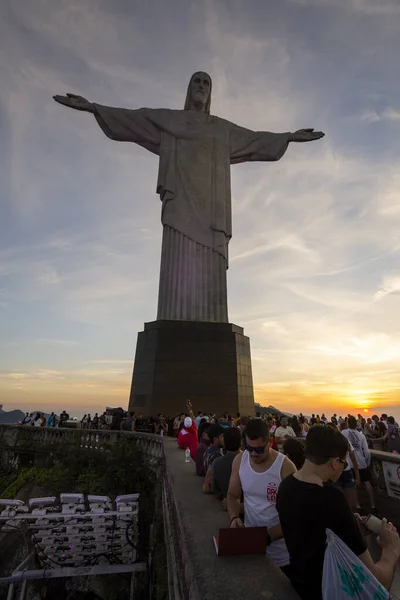 Vista a Cristo Redentor Estatua en la cima de la Montaña Corcovado — Foto de Stock