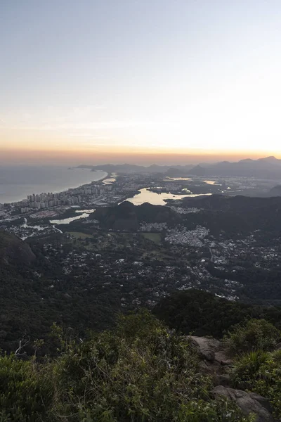 Bela paisagem de oceano e lagoas da cidade vistas da chuva — Fotografia de Stock