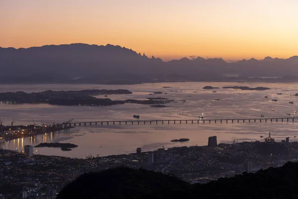 Guanabara Körfezi 'ne güzel bir manzara ve dağlarla dolu uzun bir köprü. — Stok fotoğraf