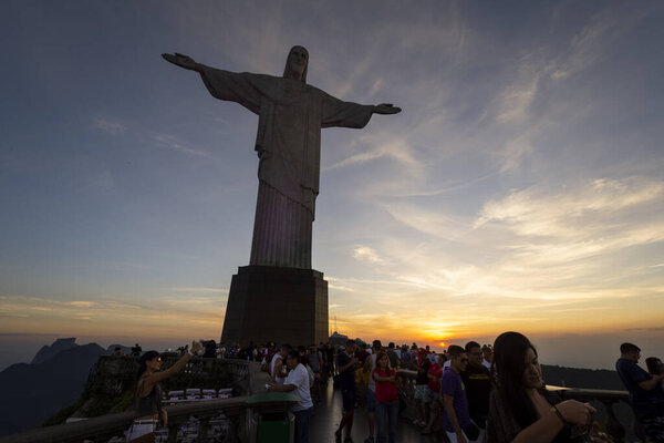 Вид на статую Христа-Искупителя на вершине горы Корковадо
