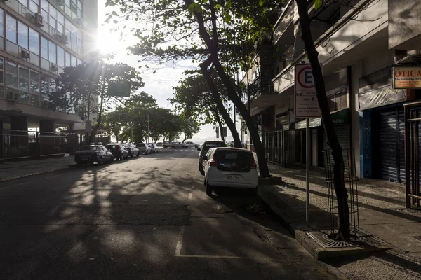 Rua em Copacabana com a luz do sol da manhã — Fotografia de Stock