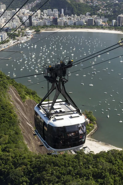 Bela vista da montanha Pão de Açúcar para o teleférico e — Fotografia de Stock