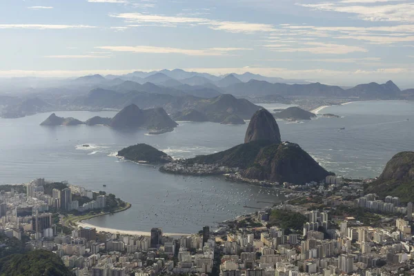 Hermosa vista desde la montaña Corcovado a Pan de Azúcar y ciudad bu — Foto de Stock