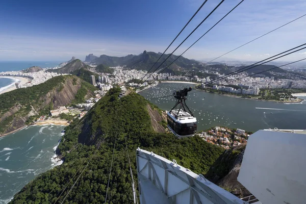 Beautiful view from the Sugar Loaf mountain to the cable car and — Stock Photo, Image