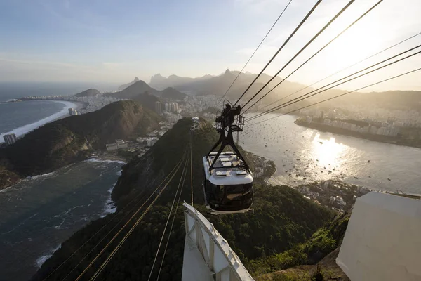 Bela vista do Pão de Açúcar para as montanhas, cidade, oceano e táxi — Fotografia de Stock