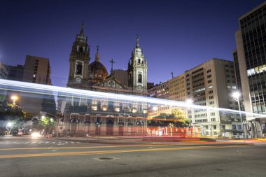 Alacakaranlık mavisi bir saatte büyük tarihi Katedral Kilisesi 'ne güzel bir manzara. Rio de Janeiro' nun şehir merkezi, Brezilya 'nın sokak ışıkları uzun süre açık kalacak.