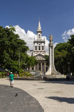 Kentsel kare heykel ve Largo do Machado, Rio de Janeiro, Brezilya 'daki kilise kulesine güzel bir manzara.