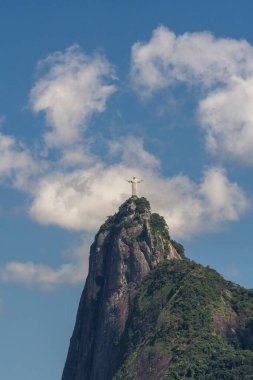 Bulutların ve mavi gökyüzünün altında Kurtarıcı İsa ile Corcovado Dağı 'nın güzel manzarası, Rio de Janeiro, Brezilya