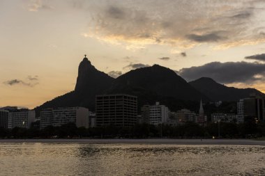 Corcovado Dağı, Rio de Janeiro, Brezilya 'da Kurtarıcı İsa' nın güzel günbatımı manzarası