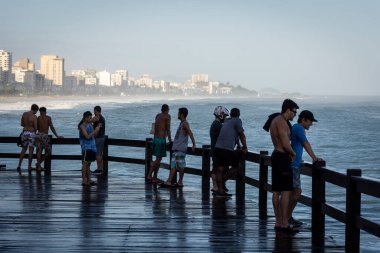 Mirante do Leblon, Rio de Janeiro, Brezilya 'dan okyanus manzarası seyreden insanlara güzel bir manzara