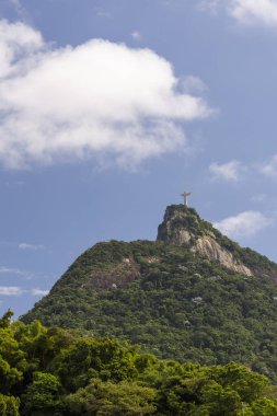 Rio de Janeiro, Brezilya 'daki Corcovado Dağı' nın tepesindeki Kurtarıcı Heykeli 'ne bakın.