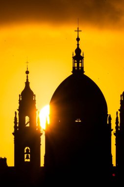 Brezilya 'nın Rio de Janeiro kentindeki eski tarihi kilise binasında güneşin doğuşuna güzel bir manzara
