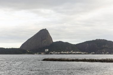 Brezilya, Rio de Janeiro 'daki Flamengo Sahili' nden Sugar Loaf Dağı 'na güzel bir manzara